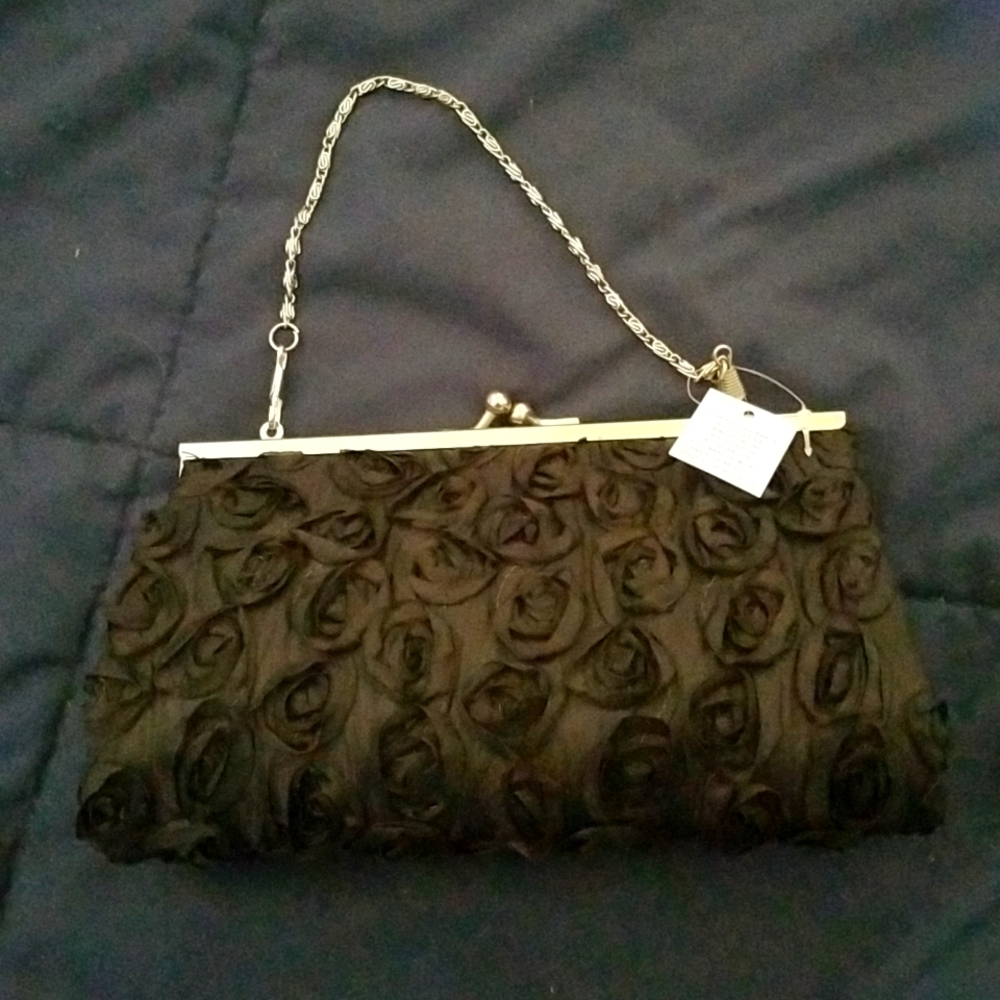 Little clutch with removable Silverstone strap chain. Black.